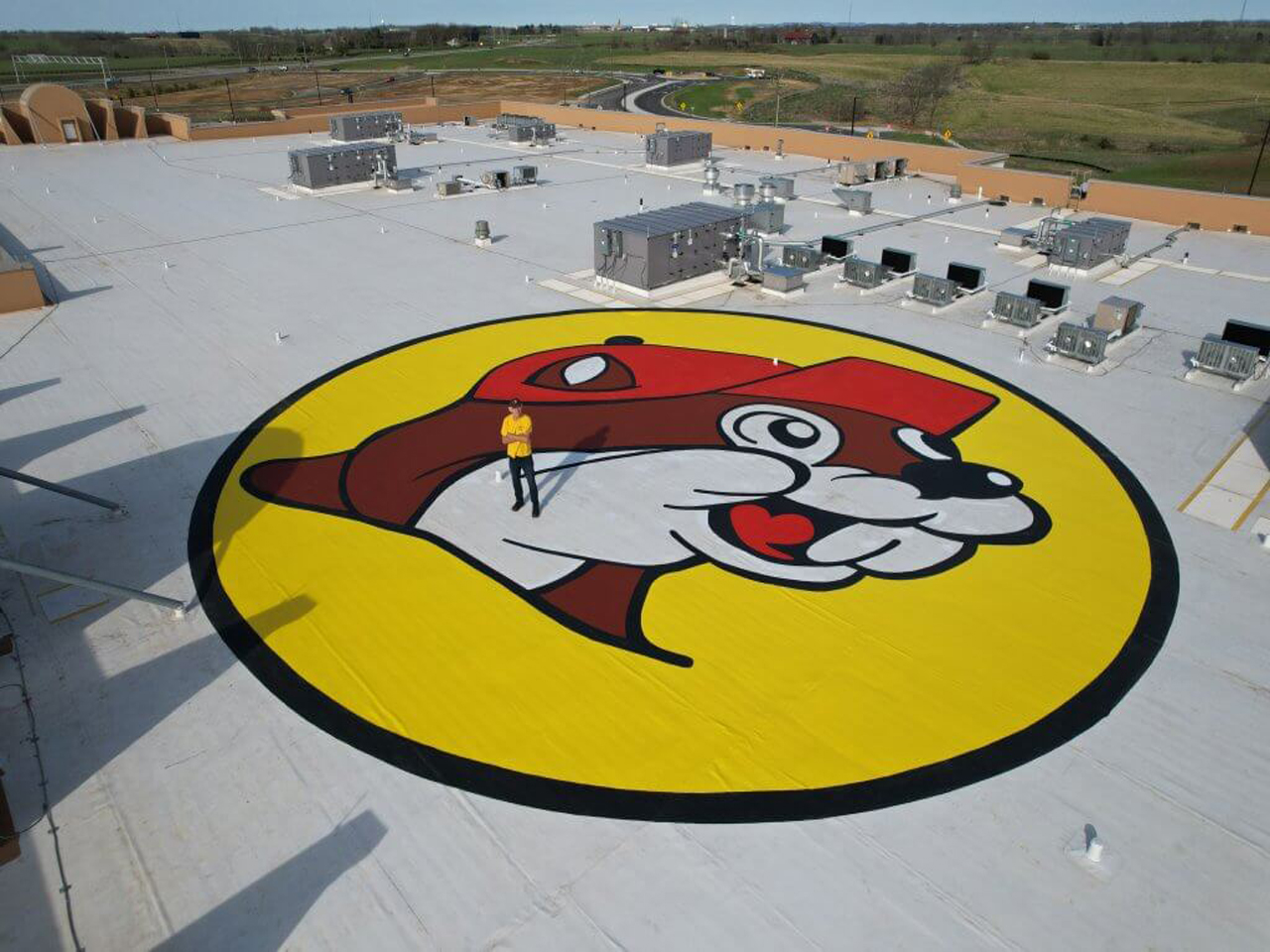 Thi Công Sơn Logo Trên Mái Tôn Nhà Xưởng